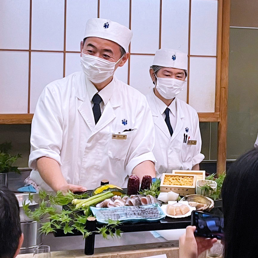 本日の食材を職人が紹介する様子